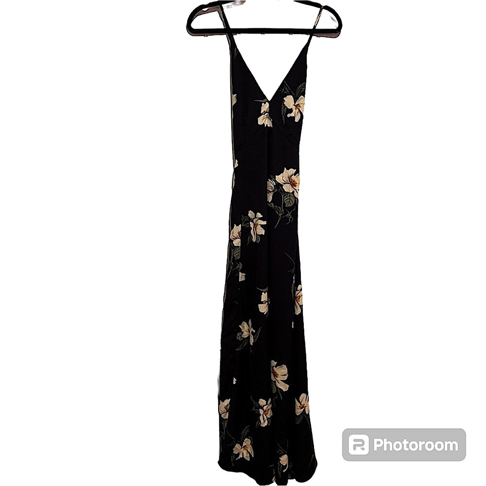 NWOT Olivia Grey WENDY SLEEVELESS FLORAL MAXI DRESS - NAVY MULTI - Size Small